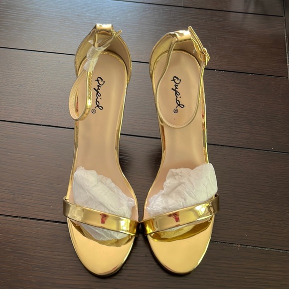 Qupid Shoes - NEW! NWOB Gold Qupid heels, 6.5